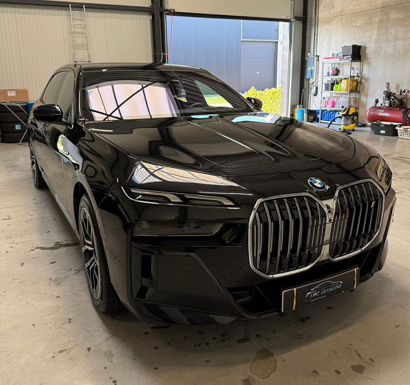 Glanzende zwarte luxe BMW sedan na complete exterieur detailing en polieren