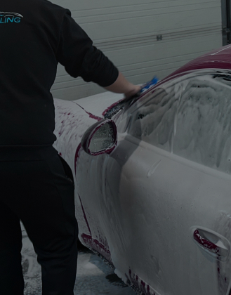 Auto wordt ingefoamd tijdens professionele exterieurreiniging