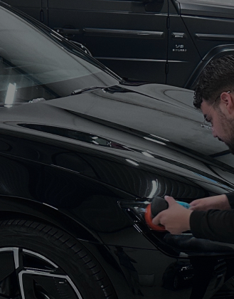 Autolak wordt gepolijst met een professionele polijstmachine