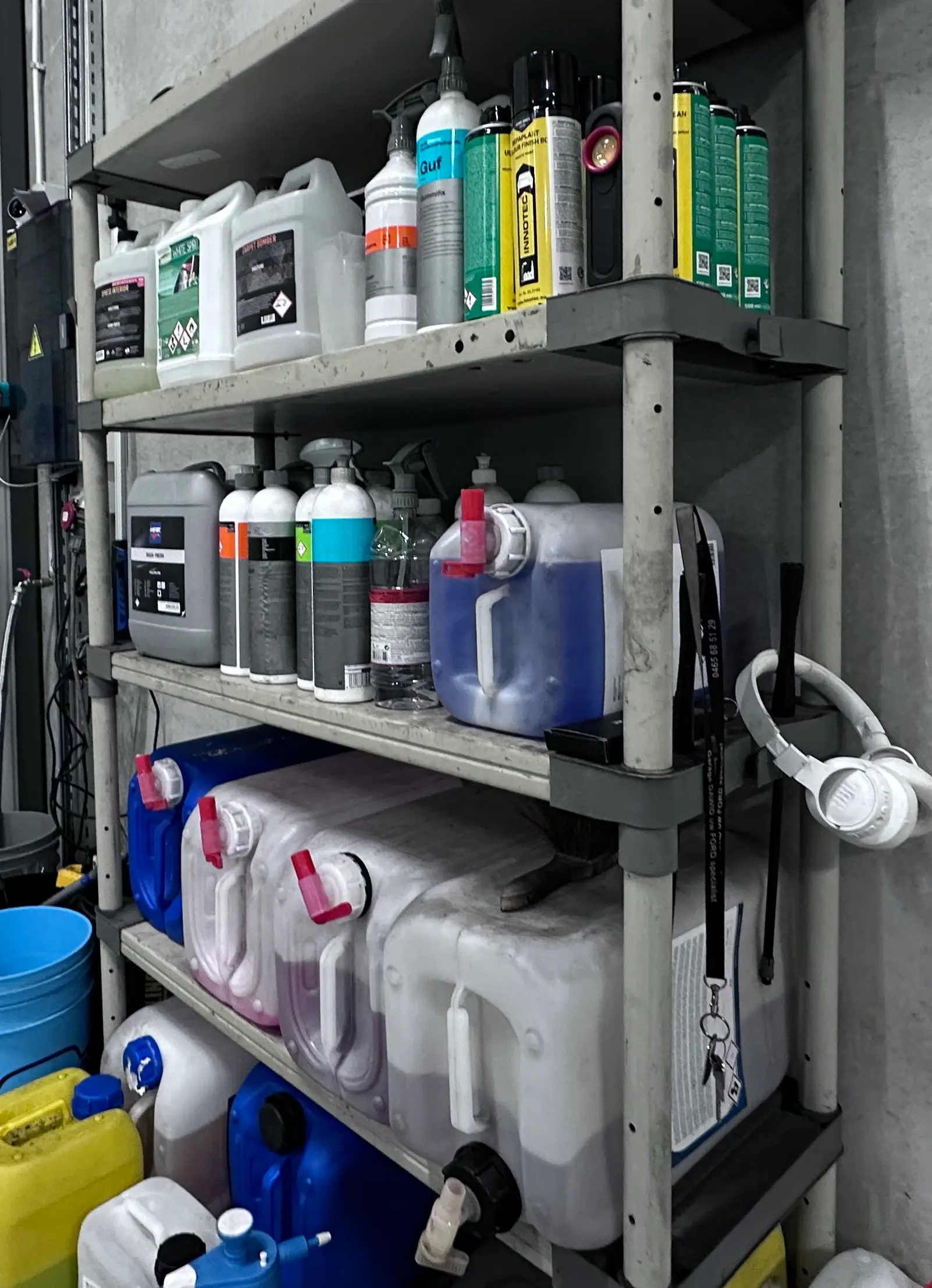 Plank met professionele car detailing chemicaliën en autopoetsproducten