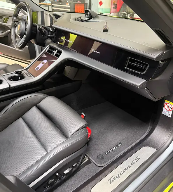 Hoogwaardig lederen interieur van sportwagen na professionele interieurreiniging