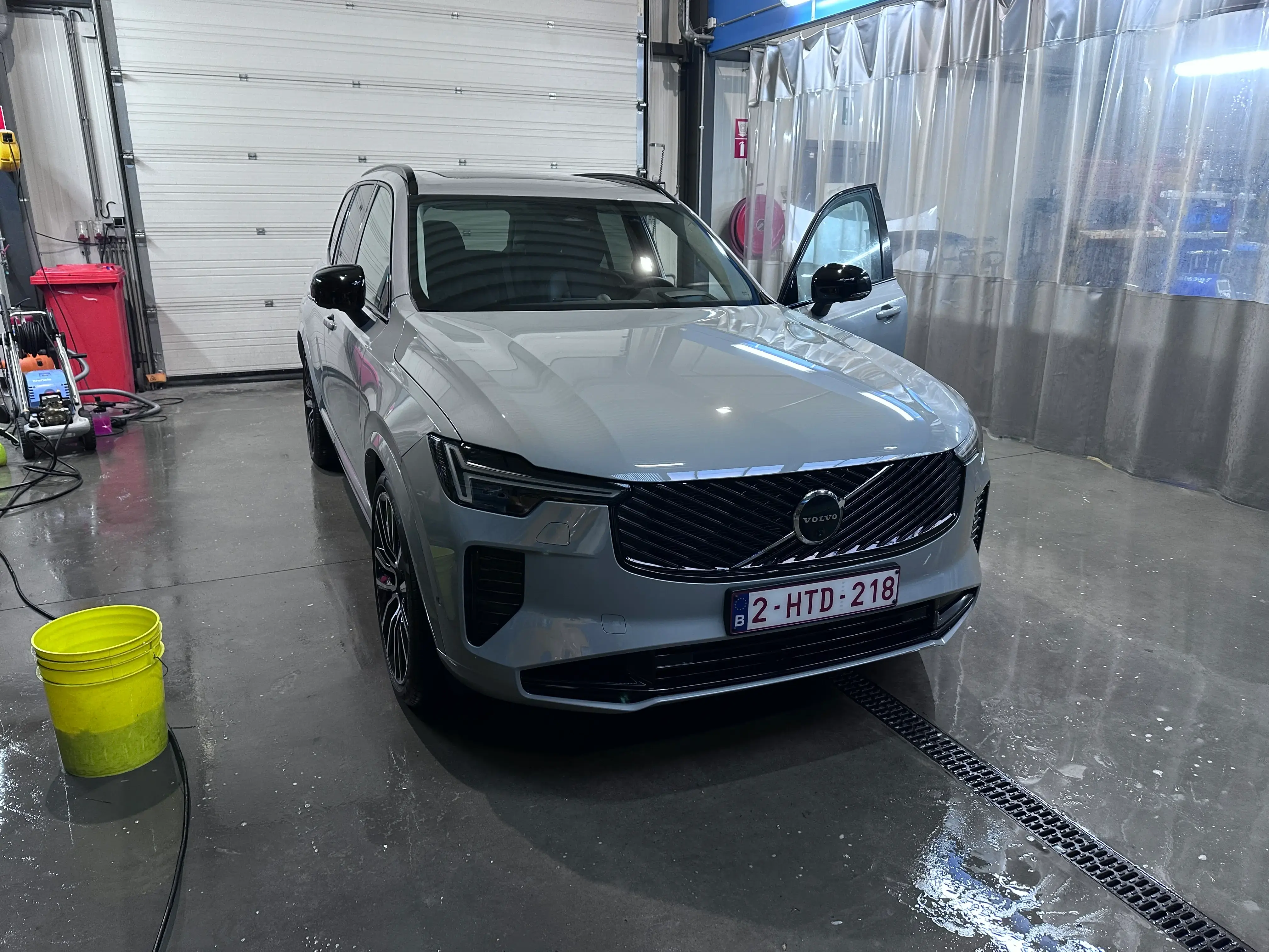 Grijze premium SUV (Volvo) na luxe exterieur car detailing service